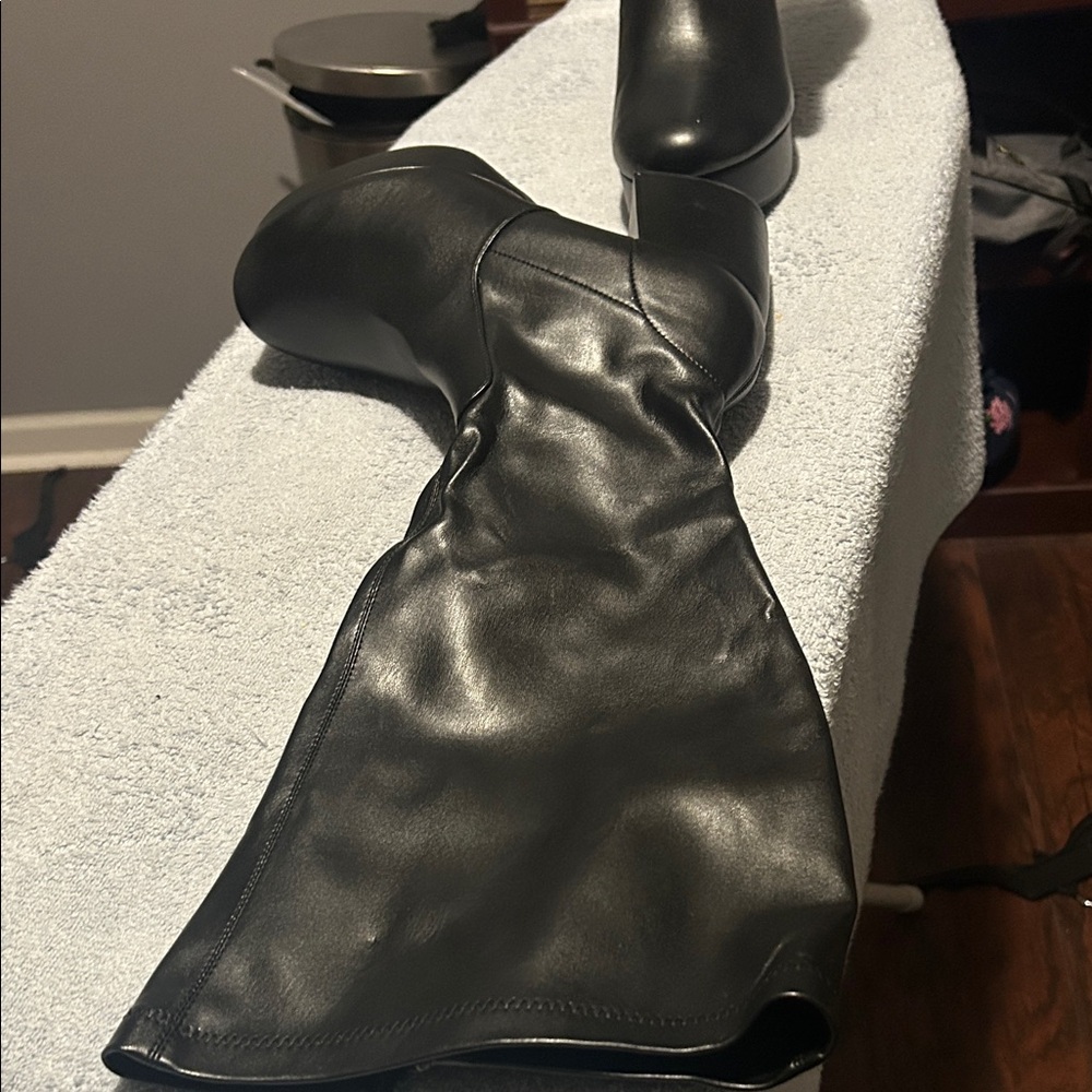 Sleek Black Heeled Boots for Women - Picture 5 of 9
